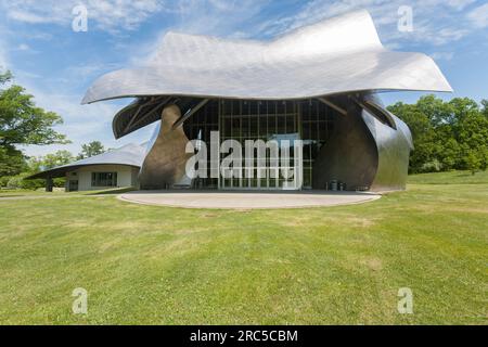 Richard B. Fisher Center for the Performing Arts at Bard College, 24. Mai 2015. Entwickelt von Frank Gehry, dem Außengehäuse aus gebürstetem Edelstahl Stockfoto