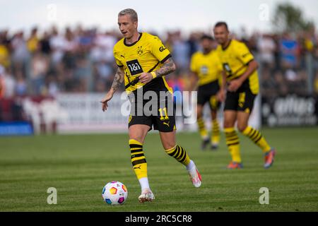 Hamm, Deutschland. 12. Juli 2023. Fußball: Bundesliga, Testspiele, Westfalia Rhynern - Borussia Dortmund: Dortmunds Marco Reus läuft mit dem Ball zu Fuß. Kredit: David Inderlied/dpa - WICHTIGER HINWEIS: Gemäß den Anforderungen der DFL Deutsche Fußball Liga und des DFB Deutscher Fußball-Bund ist es verboten, im Stadion aufgenommene Fotos und/oder das Spiel in Form von Sequenzbildern und/oder videoähnlichen Fotoserien zu verwenden oder verwenden zu lassen./dpa/Alamy Live News Stockfoto