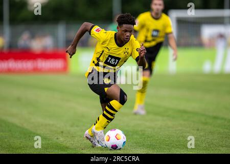 Hamm, Deutschland. 12. Juli 2023. Fußball: Bundesliga, Testspiele, Westfalia Rhynern - Borussia Dortmund: Dortmunds Julien Duranville läuft mit dem Ball zu Fuß. Kredit: David Inderlied/dpa - WICHTIGER HINWEIS: Gemäß den Anforderungen der DFL Deutsche Fußball Liga und des DFB Deutscher Fußball-Bund ist es verboten, im Stadion aufgenommene Fotos und/oder das Spiel in Form von Sequenzbildern und/oder videoähnlichen Fotoserien zu verwenden oder verwenden zu lassen./dpa/Alamy Live News Stockfoto