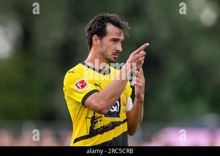 Hamm, Deutschland. 12. Juli 2023. Fußball: Bundesliga, Testspiele, Westfalia Rhynern - Borussia Dortmund: Dortmunds Mats Hummels gibt Anweisungen. Kredit: David Inderlied/dpa - WICHTIGER HINWEIS: Gemäß den Anforderungen der DFL Deutsche Fußball Liga und des DFB Deutscher Fußball-Bund ist es verboten, im Stadion aufgenommene Fotos und/oder das Spiel in Form von Sequenzbildern und/oder videoähnlichen Fotoserien zu verwenden oder verwenden zu lassen./dpa/Alamy Live News Stockfoto