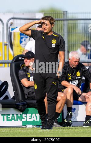 Hamm, Deutschland. 12. Juli 2023. Fußball: Bundesliga, Testspiele, Westfalia Rhynern - Borussia Dortmund: Dortmunds Trainer Edin Terzic sieht das Spiel. Kredit: David Inderlied/dpa - WICHTIGER HINWEIS: Gemäß den Anforderungen der DFL Deutsche Fußball Liga und des DFB Deutscher Fußball-Bund ist es verboten, im Stadion aufgenommene Fotos und/oder das Spiel in Form von Sequenzbildern und/oder videoähnlichen Fotoserien zu verwenden oder verwenden zu lassen./dpa/Alamy Live News Stockfoto