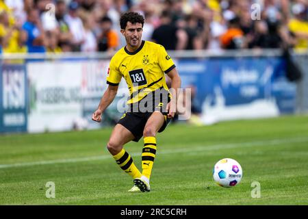 Hamm, Deutschland. 12. Juli 2023. Fußball: Bundesliga, Testspiele, Westfalia Rhynern - Borussia Dortmund: Dortmunds Mateu Morey spielt einen Pass. Kredit: David Inderlied/dpa - WICHTIGER HINWEIS: Gemäß den Anforderungen der DFL Deutsche Fußball Liga und des DFB Deutscher Fußball-Bund ist es verboten, im Stadion aufgenommene Fotos und/oder das Spiel in Form von Sequenzbildern und/oder videoähnlichen Fotoserien zu verwenden oder verwenden zu lassen./dpa/Alamy Live News Stockfoto