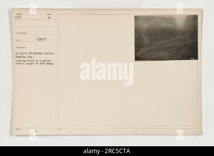 'Blick auf das Landefeld von Richmond aus einer Höhe von 2000 Fuß an der Aviation Experiment Station in Hampton, Virginia. Das Foto zeigt ein weites Luftbild des Landeplatzes und zeigt das Layout und die Infrastruktur, die während des Ersten Weltkriegs für militärische Flugaktivitäten verwendet wurden.“ Stockfoto