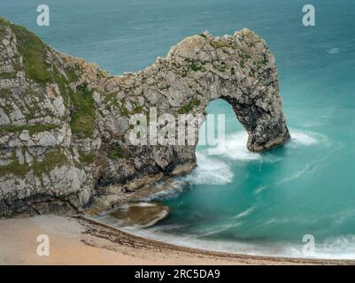 Durdle Door ist ein natürlicher Kalksteinbogen an der Jurassic Coast in der Nähe von Lulworth in Dorset, England. Stockfoto