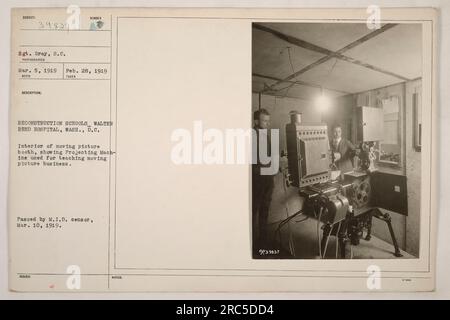 Das Innere einer Filmkabine im Walter Reed Hospital in Washington, D.C. Es zeigt eine Projektionsmaschine, die für den Unterricht in der Filmbranche an den Rekonstruktionsschulen verwendet wird. Dieses Foto wurde am 28. Februar 1919 von Sergeant Gray aufgenommen. Es ist Teil einer Reihe von Fotografien, die amerikanische Militäraktivitäten während des Ersten Weltkriegs dokumentieren. Stockfoto