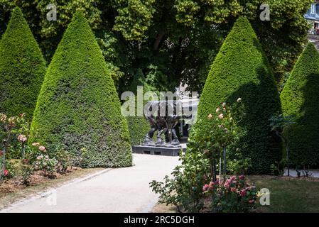 Die Bronzeskulptur in drei Farbtönen im Garten des Rodin Museums, Paris, Frankreich Stockfoto