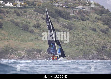 Bodrum, Türkei. 02. April 2023: Ein Segelboot, das bei stürmischem Wetter zwischen den Wellen ins Meer sinkt. Davor kollidierten zwei Boote. Stockfoto