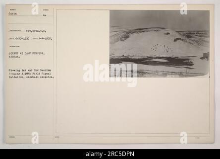 Soldaten der 1. Und 2. Sektion von Kompanie A, 10. Feldsignalbataillon, nehmen an Schneeballübungen in Camp Funston, Kansas, Teil. Das Foto wurde am 20. April 1920 aufgenommen und ist Teil einer Reihe von Szenen im Camp. BILD: NURCE 66325, SYMBOLFOTOS: SOT.HITZ. S. CA. Stockfoto