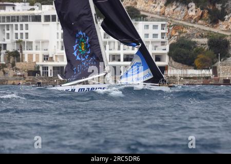 Bodrum, Türkei. 02. April 2023: Ein Segelboot, das bei stürmischem Wetter zwischen den Wellen ins Meer sinkt. Davor kollidierten zwei Boote. Stockfoto