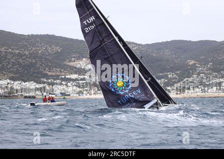 Bodrum, Türkei. 02. April 2023: Ein Segelboot, das bei stürmischem Wetter zwischen den Wellen ins Meer sinkt. Davor kollidierten zwei Boote. Stockfoto