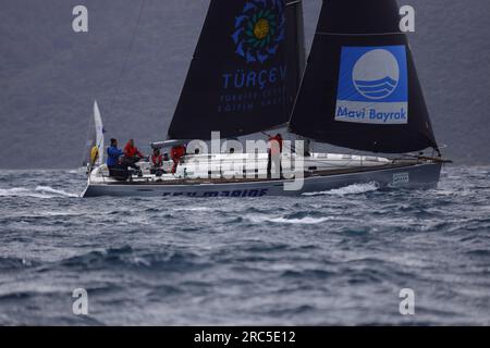 Bodrum, Türkei. 02. April 2023: Segelboote segeln bei windigem Wetter im blauen Wasser der Ägäis, am Ufer des berühmten Urlaubsziels Bo Stockfoto