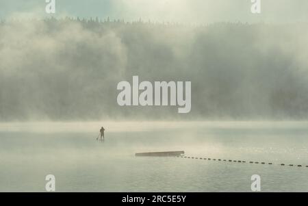 Lone Paddleboarder am nebligen Redfish Lake | Sawtooth National Recreation Area, Idaho, USA Stockfoto