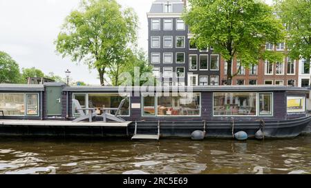 Blick auf ein Hausboot in Amsterdam Stockfoto