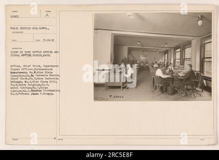 Dieses Foto wurde am 14. Mai 1919 aufgenommen und zeigt Ausblicke auf das Zone Supply Office und Signal Office in Boston, Massachusetts. Zu den Personen, die in der Bildunterschrift zu sehen sind, gehören Miss Elsie Donaldson, Nr. 1 Lawrence Morris (Chief Clerk), Miss Catherine Mehegan, Miss Clara Hill, Henry Brighton, Mabel Cobrian, Helen Kokhien, Charles Dierksmiers und Gefreiter James P. Murphy. Das Bild ist Teil der Fotoabteilung, Signalkorps-Sammlung, mit der Referenznummer 53462. Stockfoto