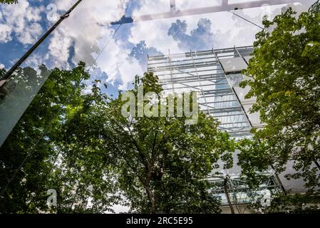 Fondation Cartier, ein Museum für zeitgenössische Kunst, befindet sich in einem Glasgebäude, das vom Pritzker-Preisträger-Architekten Jean Nouvel, Paris, Frankreich, entworfen wurde Stockfoto