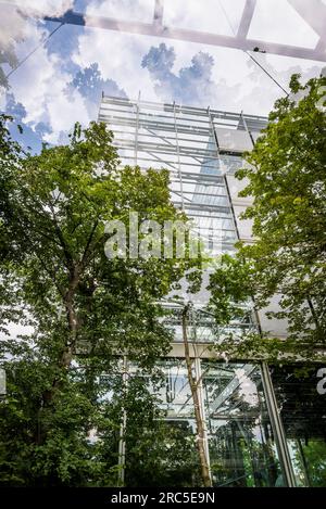 Fondation Cartier, ein Museum für zeitgenössische Kunst, befindet sich in einem Glasgebäude, das vom Pritzker-Preisträger-Architekten Jean Nouvel, Paris, Frankreich, entworfen wurde Stockfoto