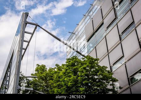 Fondation Cartier, ein Museum für zeitgenössische Kunst, befindet sich in einem Glasgebäude, das vom Pritzker-Preisträger-Architekten Jean Nouvel, Paris, Frankreich, entworfen wurde Stockfoto