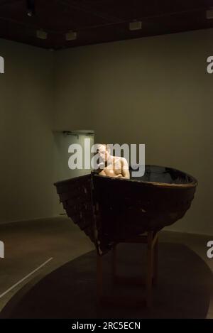 Man in a Boat (2002) Installation von Ron Mueck, Fondation Cartier, ein Museum für zeitgenössische Kunst, das sich in einem Glasgebäude befindet, das vom Pritzker-Preis entworfen wurde Stockfoto