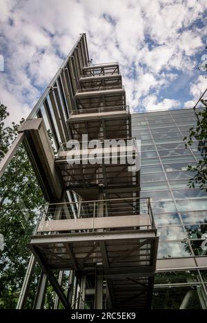 Fondation Cartier, ein Museum für zeitgenössische Kunst, befindet sich in einem Glasgebäude, das vom Pritzker-Preisträger-Architekten Jean Nouvel, Paris, Frankreich, entworfen wurde Stockfoto