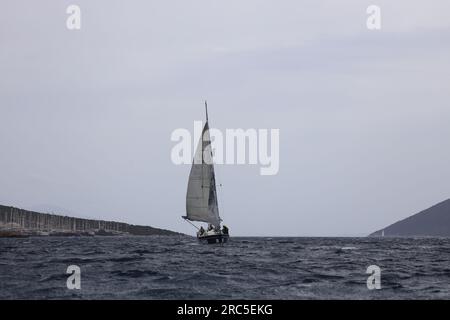 Bodrum, Türkei. 02. April 2023: Segelboote segeln bei windigem Wetter im blauen Wasser der Ägäis, am Ufer des berühmten Urlaubsziels Bo Stockfoto