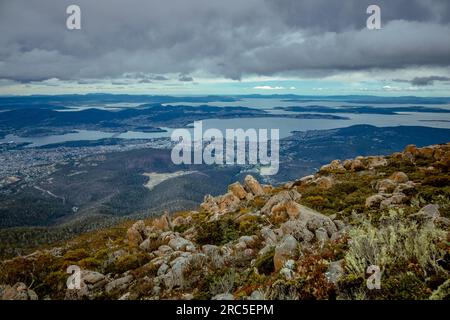 Greater Hobart und River Derwent vom Gipfel des Mount Wellington aus gesehen | Hobart, Tasmanien, Australien Stockfoto