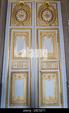 Tür, Schloss von Versailles, Château de Versailles, eine ehemalige königliche Residenz, erbaut von König Ludwig XIV. In Versailles, Paris, Frankreich Stockfoto