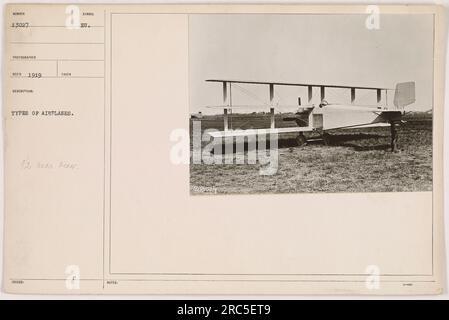 Foto 13027, das 1919 in ROT aufgenommen wurde, zeigt eine 1/2-Rückansicht verschiedener Flugzeugtypen. Es ist Teil einer Sammlung von „Fotografien amerikanischer Militäraktivitäten während des Ersten Weltkriegs“. Das Foto trägt das EU-Symbol und enthält einige allgemeine Hinweise. Stockfoto