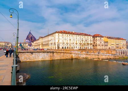 Turin, Italien - 27. März 2022: Die Brücke König Umberto I ist eine Brücke über den Fluss Po in Turin, die den Corso Vittorio Emanuele II mit dem Corso Monc verbindet Stockfoto