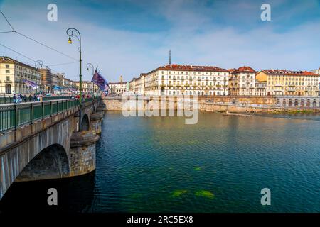 Turin, Italien - 27. März 2022: Die Brücke König Umberto I ist eine Brücke über den Fluss Po in Turin, die den Corso Vittorio Emanuele II mit dem Corso Monc verbindet Stockfoto