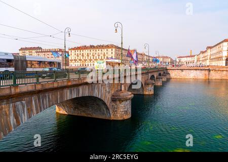 Turin, Italien - 27. März 2022: Die Brücke König Umberto I ist eine Brücke über den Fluss Po in Turin, die den Corso Vittorio Emanuele II mit dem Corso Monc verbindet Stockfoto