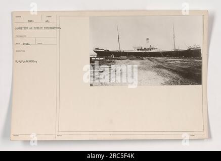 Das Foto zeigt das US-Marineschiff USS Abarenda, das der Fotograf Reco 1918 aufgenommen hat. Das Bild wurde von einer erhöhten Position aufgenommen und bietet eine klare Sicht auf das Deck und die Struktur des Schiffes. Die Abarenda war während des Ersten Weltkriegs aktiv an militärischen Operationen beteiligt. Stockfoto