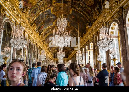 Spiegelsaal mit Menschenmassen, Schloss Versailles, Château de Versailles, eine ehemalige königliche Residenz, erbaut von König Ludwig XIV. In Versai Stockfoto