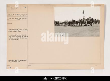 Soldaten der 40. Division in Camp Kearny in Linda Vista, Kalifornien, nehmen an einer Divisionalüberprüfung Teil. Die Field Artillery geht vor Gouverneur WM zur Prüfung durch. D. Stevens aus Kalifornien. Das Foto wurde von LT. E.N. gemacht Jackson von der Sig.R.C. am 30. März 1918 wurde zensiert und am 12. April 1918 freigelassen. Stockfoto