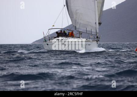 Bodrum, Türkei. 02. April 2023: Segelboote segeln bei windigem Wetter im blauen Wasser der Ägäis, am Ufer des berühmten Urlaubsziels Bo Stockfoto