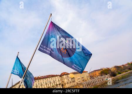 Turin, Italien - 27. März 2022: Offizielle Werbeflaggen des Eurovision Song Contest 2022 auf der Brücke von König Umberto I über den Fluss Po in Turin, Italien. Stockfoto