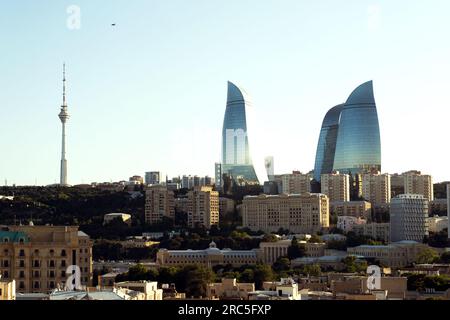 Baku, Aserbaidschan - 25. Juni 2023: Eine Abendaufnahme der berühmten Flammentürme, die sich im goldenen Sonnenlicht sonnen Stockfoto