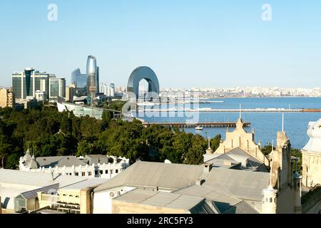 Baku, Aserbaidschan - 25. Juni 2023: Eine Tagesaufnahme des Crescent Hotels und der umliegenden Wolkenkratzer vom Highland Park Stockfoto