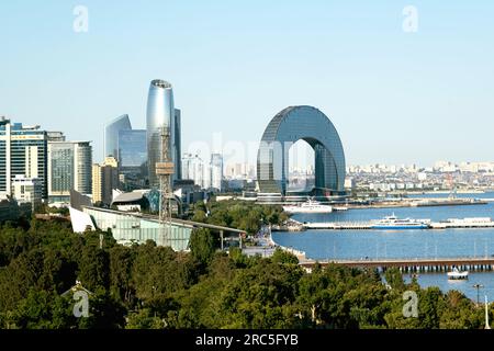 Baku, Aserbaidschan - 25. Juni 2023: Eine Tagesaufnahme des Crescent Hotels und der umliegenden Wolkenkratzer vom Highland Park Stockfoto