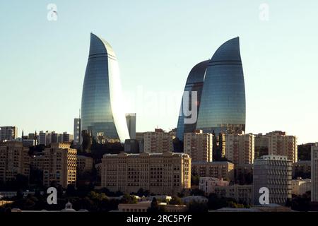 Baku, Aserbaidschan - 25. Juni 2023: Eine Abendaufnahme der berühmten Flammentürme, die sich im goldenen Sonnenlicht sonnen Stockfoto