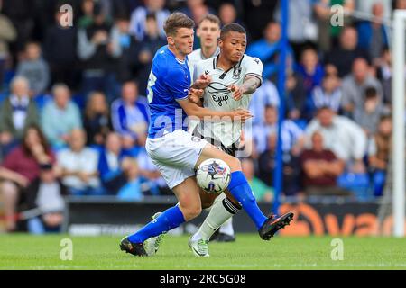 Chesterfield, Großbritannien. 11. Juli 2023. Chesterfield Defender Bailey Clements (33) kämpft mit Sheffield Wednesday Defender Akin Famewo (15) während des Spiels Chesterfield vs Sheffield Wednesday Drew Talbot Testimonial im SMH Group Stadium, Chesterfield, Großbritannien am 11. Juli 2023 Credit: Every Second Media/Alamy Live News Stockfoto