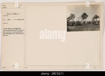 Eine Gruppe amerikanischer Soldaten aus der 42. Division, bekannt als die Rainbow Division, die an einer Erschießungszeremonie bei einer Gedenkfeier in Baccarat, Frankreich, teilnimmt. Die Zeremonie fand am 30. Mai 1918 auf dem Friedhof Millitaire statt. Foto gemacht von Sergeant G.H. White. Stockfoto