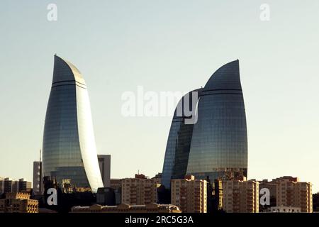 Baku, Aserbaidschan - 25. Juni 2023: Eine Abendaufnahme der berühmten Flammentürme, die sich im goldenen Sonnenlicht sonnen Stockfoto