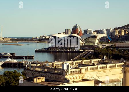 Baku, Aserbaidschan - 25. Juni 2023: Abendlicher Blick auf die Deniz Mall, der vom Maiden Tower bei Sonnenuntergang eingefangen wurde Stockfoto