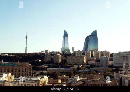 Baku, Aserbaidschan - 25. Juni 2023: Eine Abendaufnahme der berühmten Flammentürme, die sich im goldenen Sonnenlicht sonnen Stockfoto