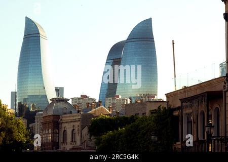 Baku, Aserbaidschan - 25. Juni 2023: Ein Sonnenuntergang, der den Kontrast zwischen den historischen Gebäuden von Icheri Sheher und den modernen Flammentürmen zeigt Stockfoto