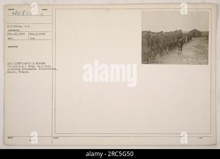 Soldaten zählten Gefangene in Pierrefitte, Maas, Frankreich während des Ersten Weltkriegs. Das Foto wurde am 26. Februar 1919 von R.C. aufgenommen Price, S.C. Fotograf. Bildunterschrift: '2. LT. David H. Sleane (F. A. U.S.A.) von der 30. Co. P.W.E., die Gefangene zählte. Bild mit der Nummer 40818." Stockfoto