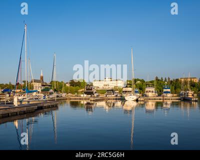 Das Best Western Hotel Chequamegon im Hintergrund in Ashland Wisconsin, USA, bringt am Nachmittag Licht auf dem Martina am Lake Superior Stockfoto