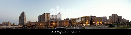 Baku, Aserbaidschan - 25. Juni 2023: Atemberaubender Blick auf die historische Architektur der Stadt vom Garten des Haydar Aliyev Art Center Stockfoto