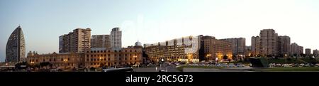 Baku, Aserbaidschan - 25. Juni 2023: Atemberaubender Blick auf die historische Architektur der Stadt vom Garten des Haydar Aliyev Art Center Stockfoto