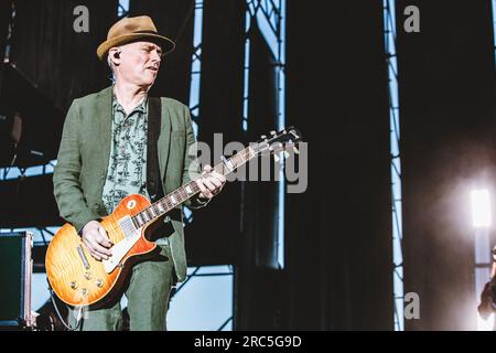 Andrew Innes von der Primal Scream Rock Band tritt beim Mad Cool Festival 2023 in Villaverde, Madrid, auf. Stockfoto